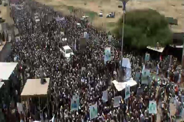 هزاران یمنی در مراسم تشییع پیکرهای دانش آموزان شهید شرکت کردند