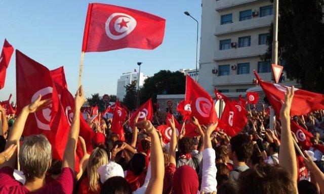 تونسی ها هم جنبش جلیقه قرمزها به راه انداختند