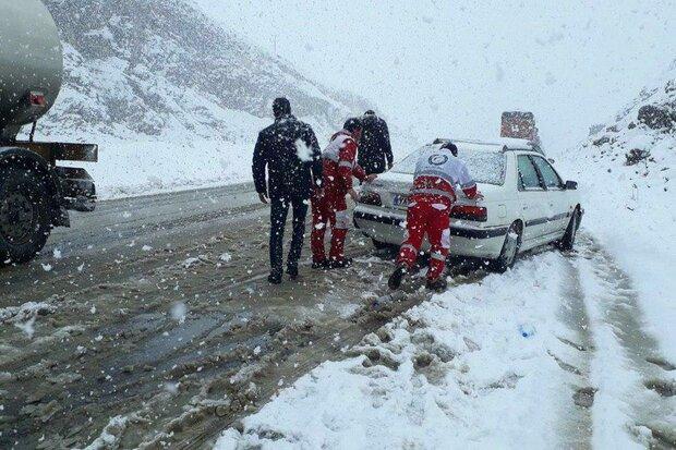 امدادرسانی جمعیت هلال احمر لرستان به 100 نفر در ازنا امدادرسانی جمعیت هلال احمر لرستان به 100 نفر در ازنا