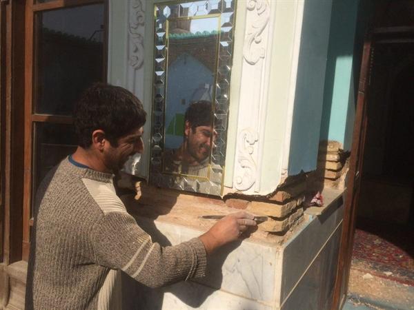 شروع مرمت تزئینات گچی بنای تاریخی امامزاده احمد(ع) اصفهان