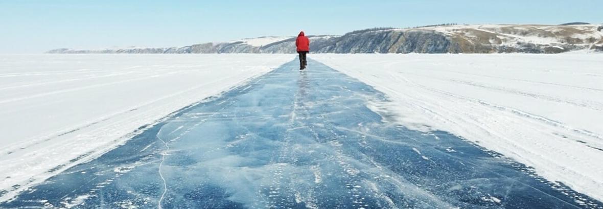 تصاویر قدم زدن و رانندگی روی عمیق ترین دریاچه جهان!