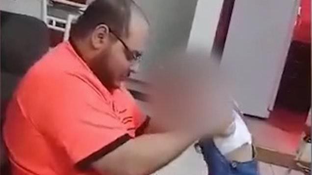 رفتار وحشیانه پدر عربستانی با دختر خردسالش!