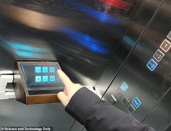 استارتاپ چینی کلیدهای مجازی برای آسانسورها ساخته تا مردم روی هوا کلیدها را انتخاب و از کرونا در امان بمانند