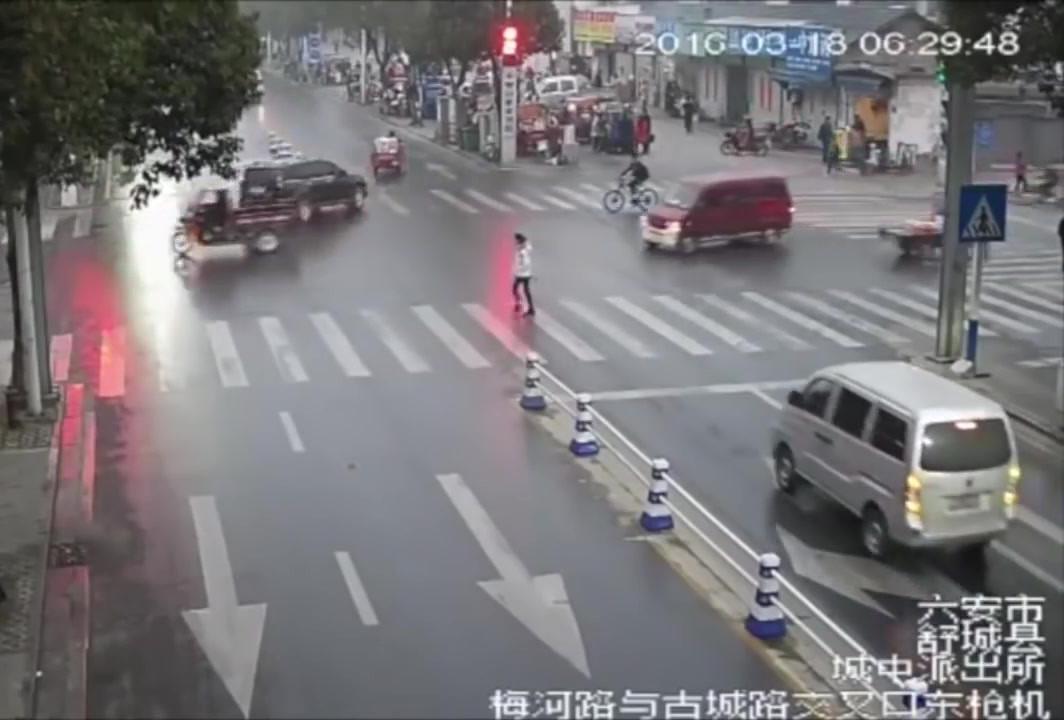 نجات یک زن از زیر چرخ های خودروی ون