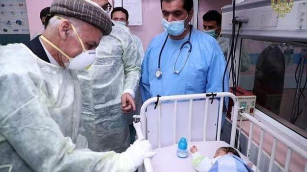 رئیس جمهوری افغانستان در ملاقات از بیمارستان مورد حمله: من امروز هزاره و شیعه هستم