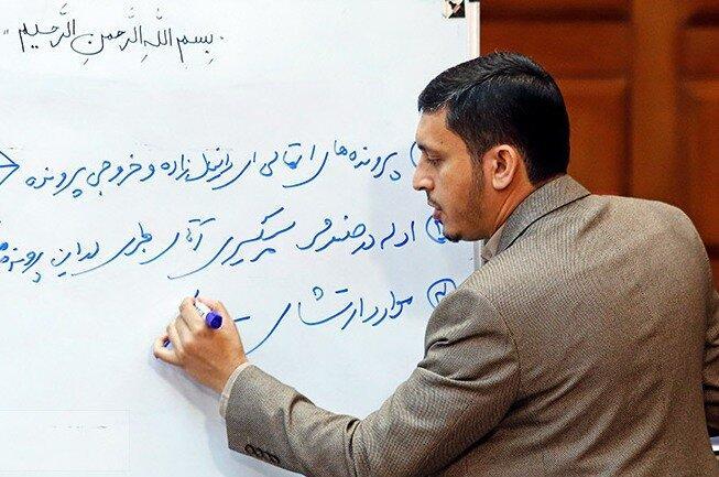 عکس ، نماینده دادستان در دادگاه پنجم طبری روی تخته چه نوشت؟
