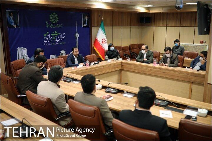 بوروکراسی مردسالارانه حضور زنان در پستهای مدیریتی را سخت بوروکراسی مردسالارانه حضور زنان در پستهای مدیریتی را سخت می نماید