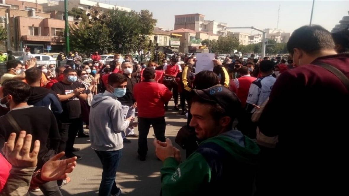 حضور طرفداران پرسپولیس مقابل مجلس شورای اسلامی