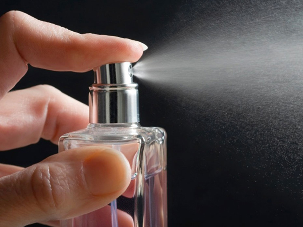 روش های از بین بردن بوی عطر از روی لباس