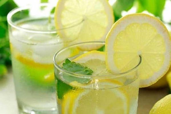 اثرات بی نظیر مصرف آب گرم و لیموترش به صورت ناشتا اثرات بی نظیر مصرف آب گرم و لیموترش به صورت ناشتا
