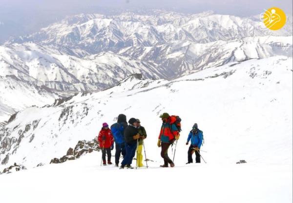 (تصاویر) برای اولین بار دو زن افغان کوه بابا را فتح کردند