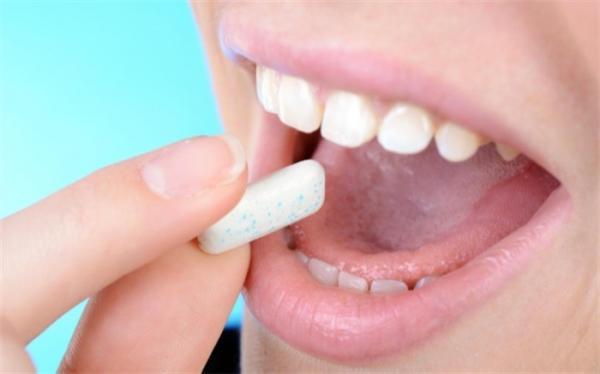 با قورت دادن آدامس چه اتفاقی برای شما می افتد؟
