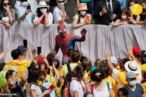 (تصاویر) هدیه مرد عنکبوتی به پاپ