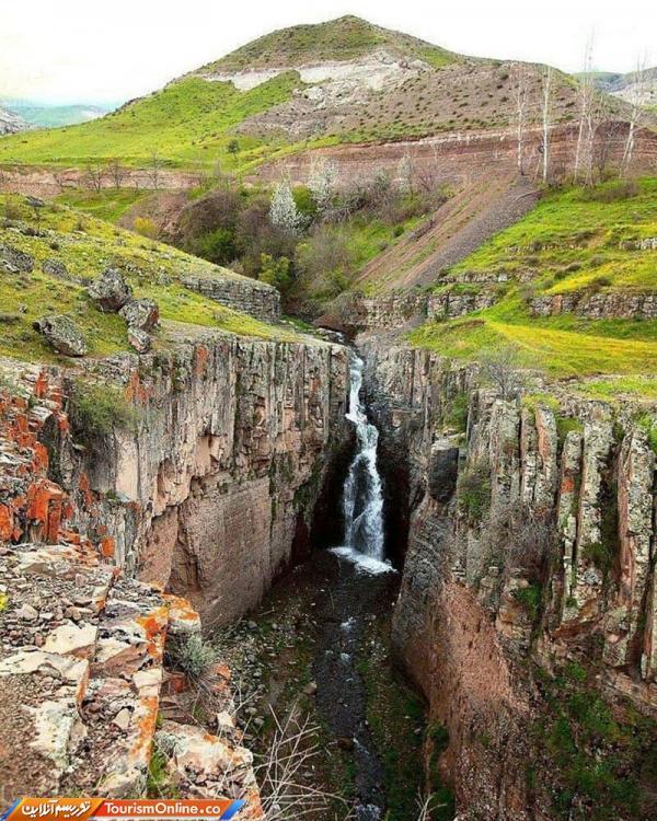 آبشار چالاچوخور گرمی، آبشاری در میان کوهها