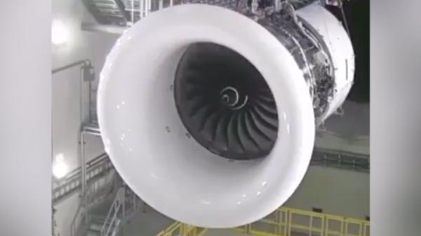 بخشی از فرایند مونتاژ موتور هواپیما در شرکت رولزرویس