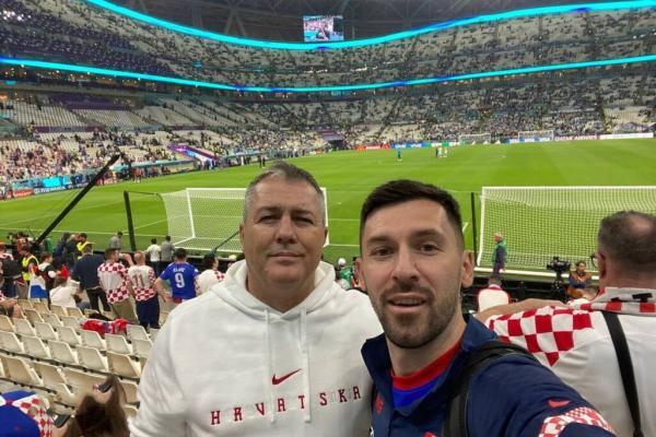 عکس، 2استقلالی در کنار اسکوچیچ تماشاگر ویژه نیمه نهایی جام جهانی 2022