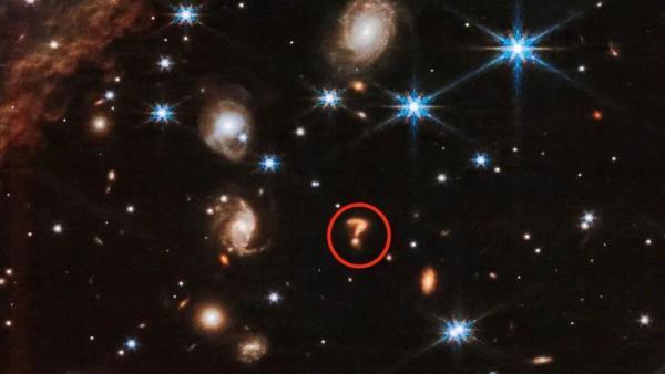 عکس عجیب تلسکوپ جیمز وب، علامت سوال بزرگ نورانی در فضا چیست؟