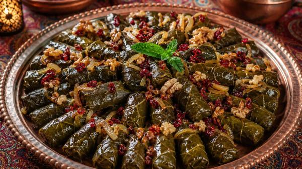 طرز تهیه دلمه برگ مو برای 6 نفر با سبزی خشک